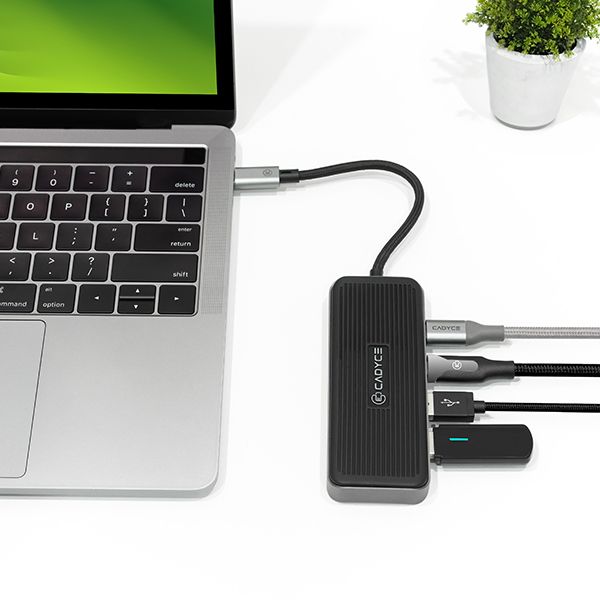 Cadyce CA-C2U2H hub with highlighted 10Gbps speed badge