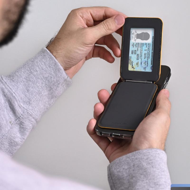 MOFT Flash Wallet & Stand - Compatible Models: iPhone 12/13/14/15/16/17 series (Plus/Pro/Pro Max) and MagSafe-compatible cases. Works with non-MagSafe phones using the included metal ring.